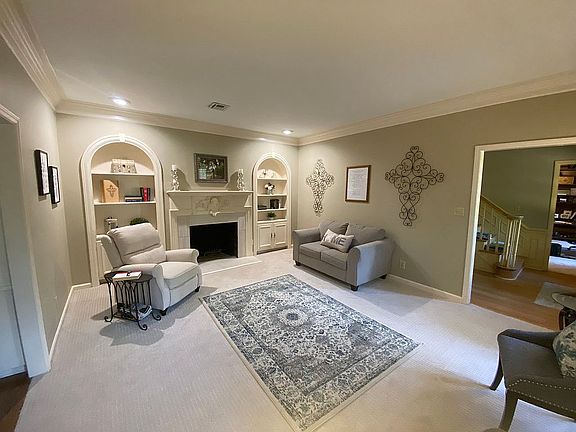 Front Living Rm w/built ins