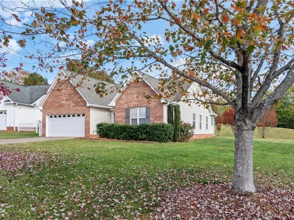 5833 Ferntree Ct, Pfafftown, NC 27040