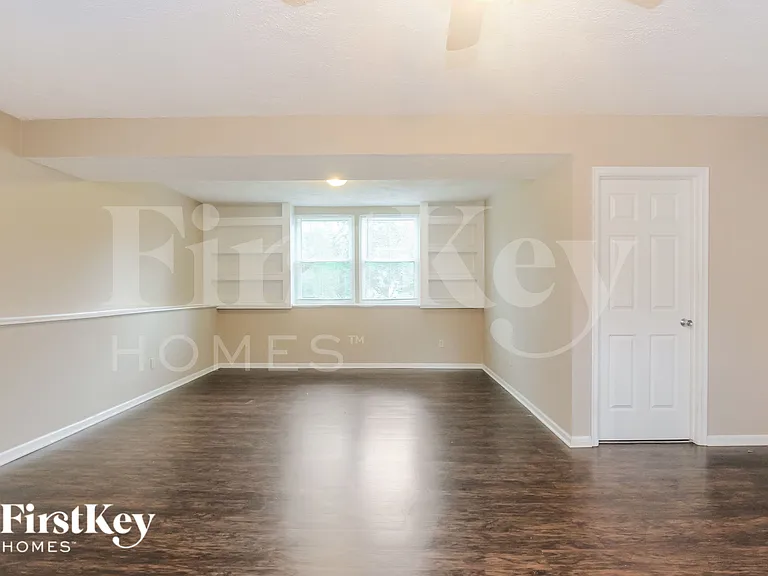1433 Hunters Ln — Photo 2