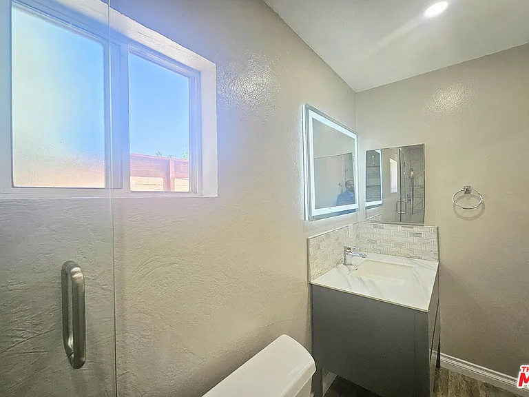 6946 1/2 Jellico Ave — Photo 17