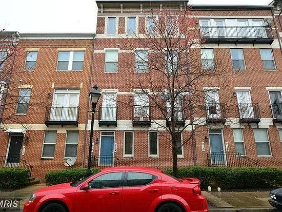 912 E Lombard St — Photo 2