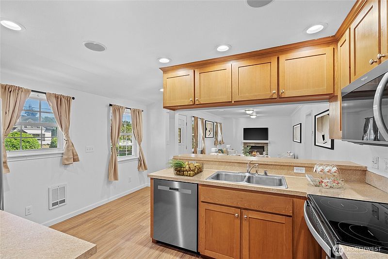 5th image of 1002 8th Street NE