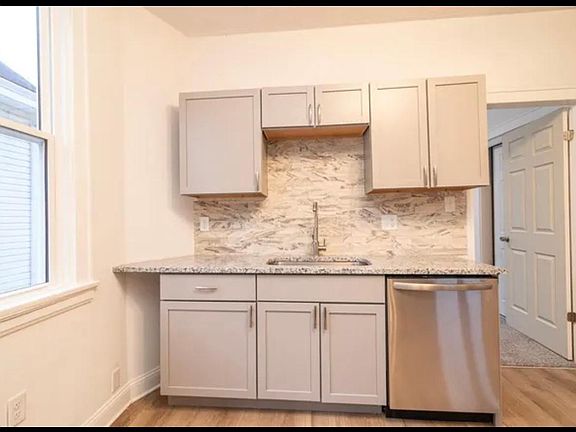 3rd image of 4350 Saint Lawrence Ave #2
