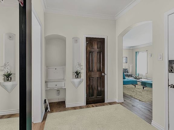 4th image of 217 S Poinsettia Pl