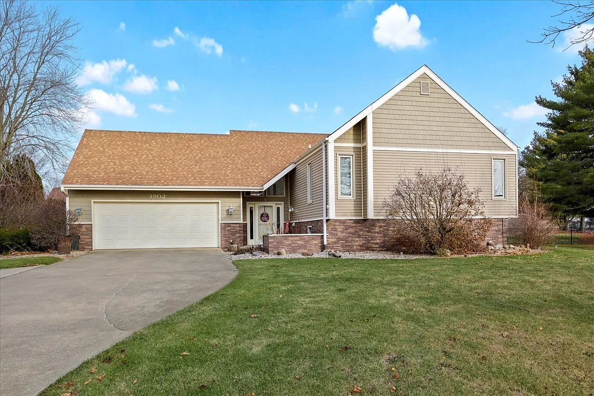3902 Farmington Dr photo 1