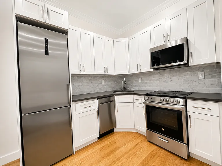 45 8th Ave #4R — Photo 2