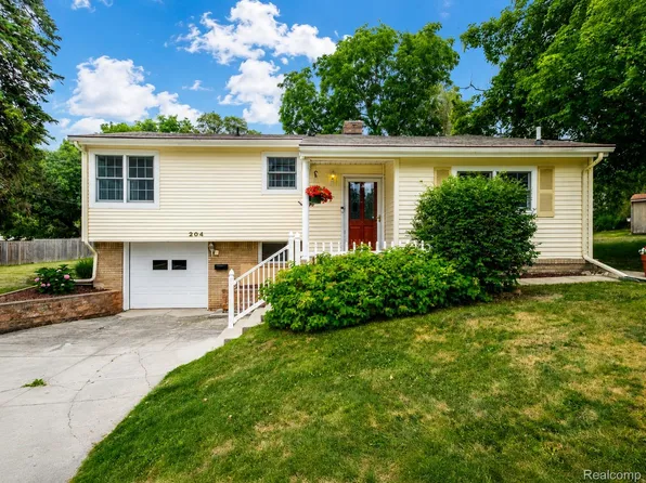 204 Terrace Ct, Grand Blanc, MI 48439