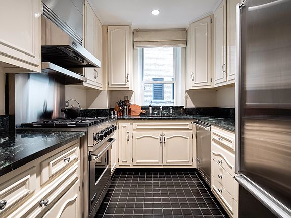 3rd image of 29 E 64th St #2C