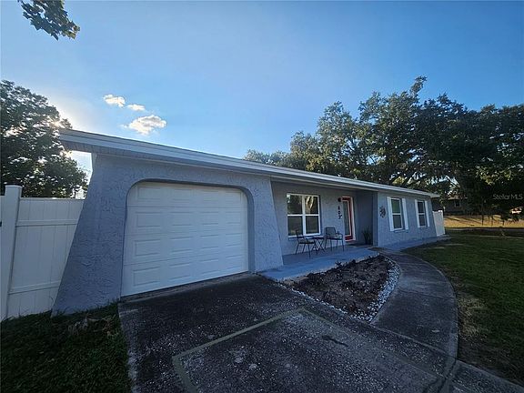3rd image of 802 Windsor Cir