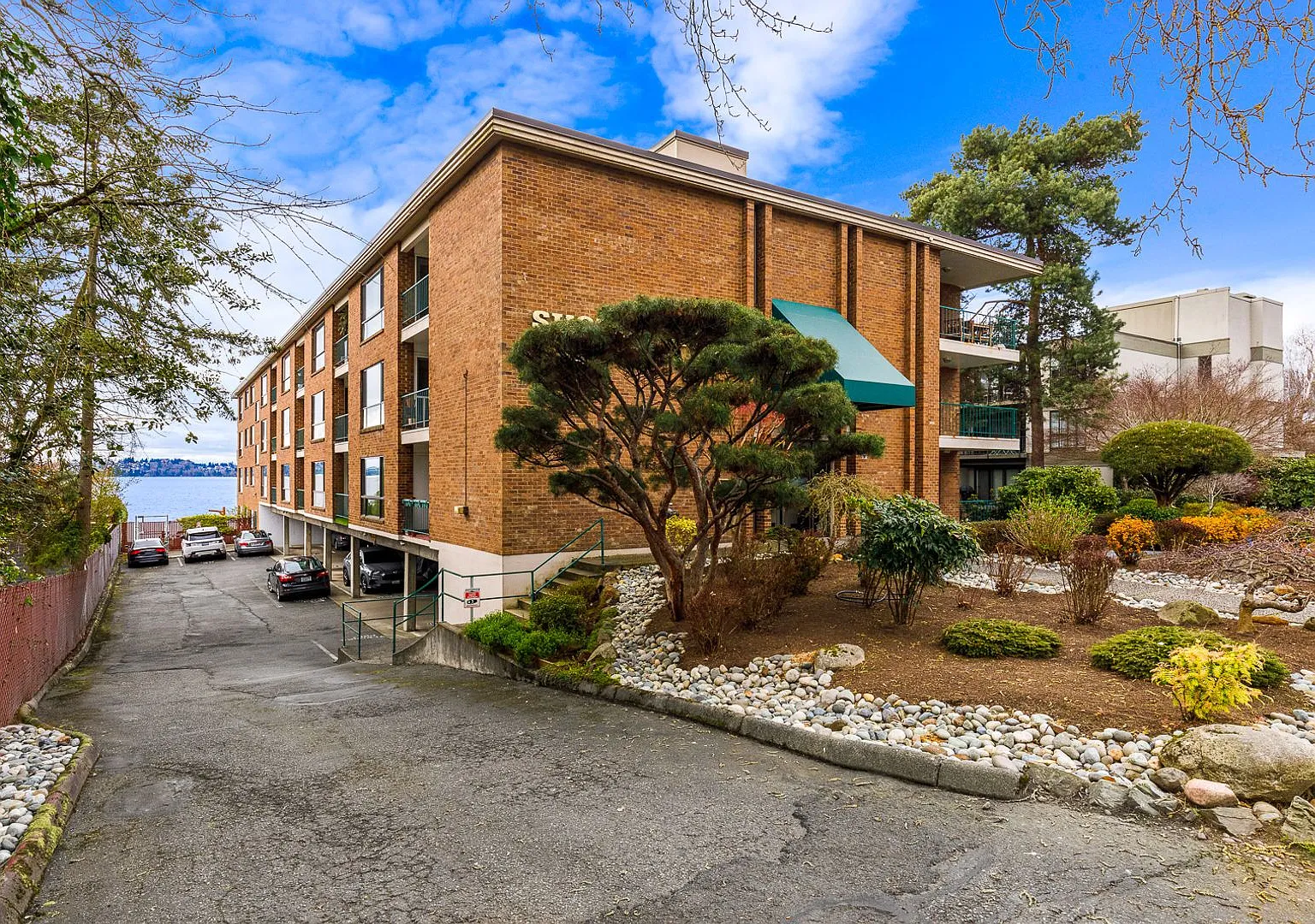 Waterfront Serenity: 1 Bedroom 1 Bathroom Luxury Living with Dock Access — Photo 4