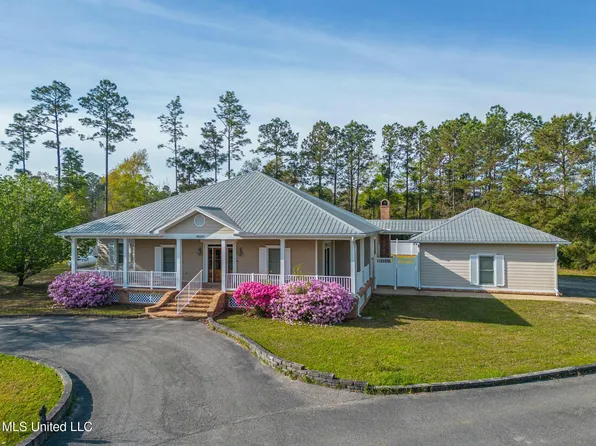 10021 Woodlands Dr, Biloxi, MS 39532