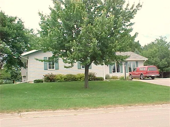 102 Meadow View Dr, Decorah, IA 52101