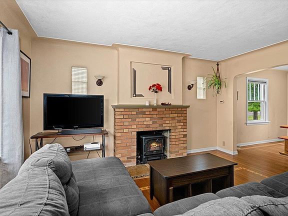 5th image of 2346 Wilkyns Ave