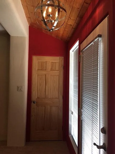 303 Hinde Place — Photo 4