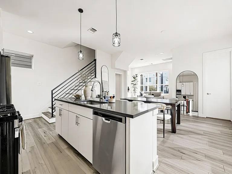 3313 Baer St — Photo 10