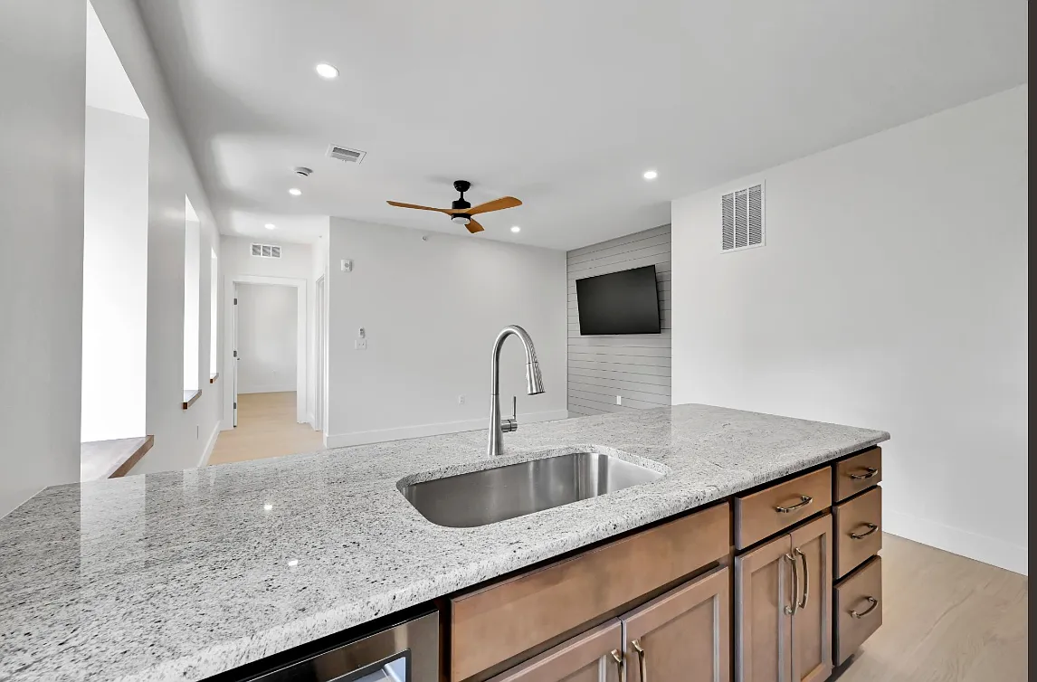 1 bed, 700 sqft, $1,600 — Photo 3
