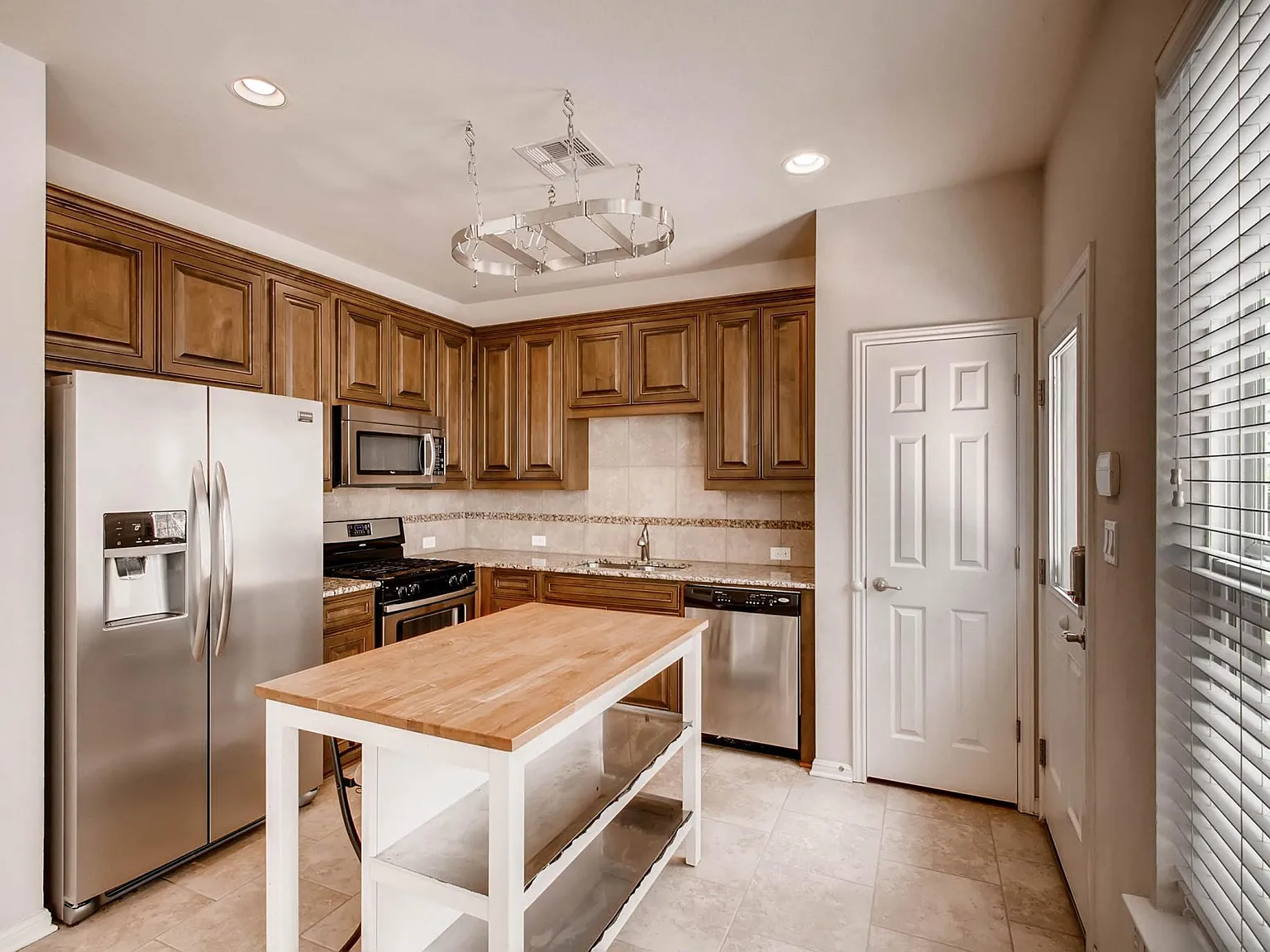 3 bed, 1408 sqft, $2,495 — Photo 3