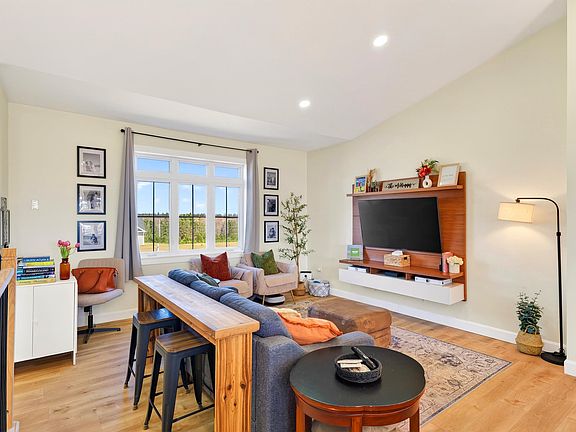 3rd image of 81 Kingsway Dr