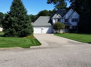 1208 S Robinhood Dr, Muskegon, MI 49445
