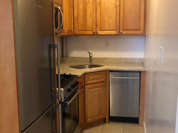 4th image of 569 3rd Ave APT 1