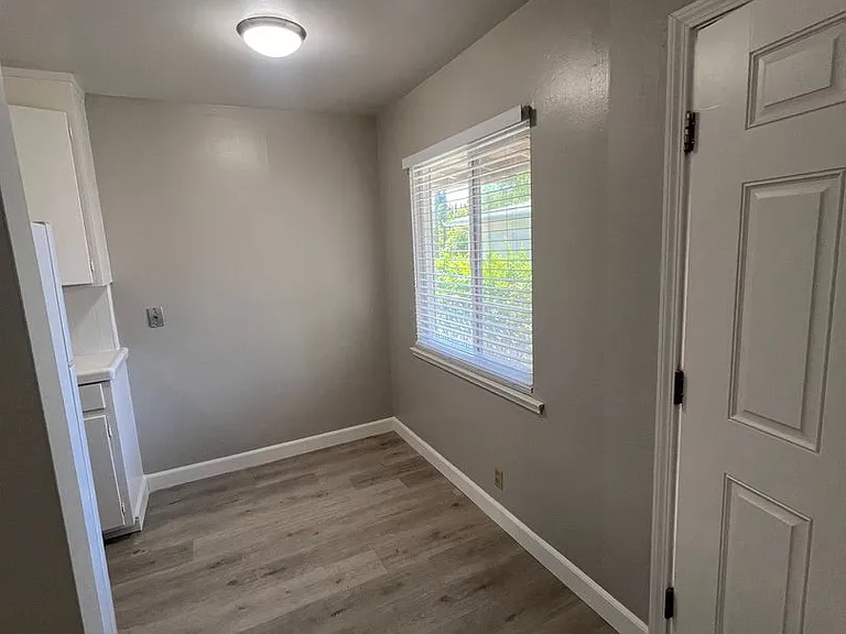 846 Emory St — Photo 3
