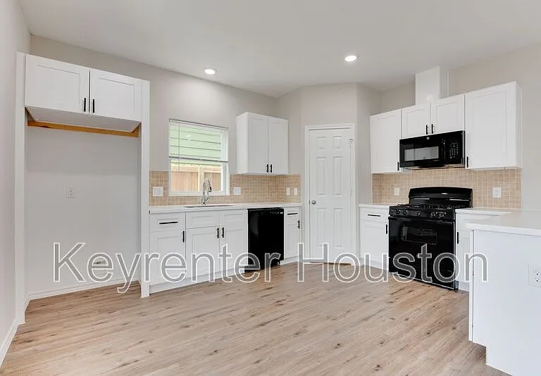 8203 Woodlyn Rd #C — Photo 41