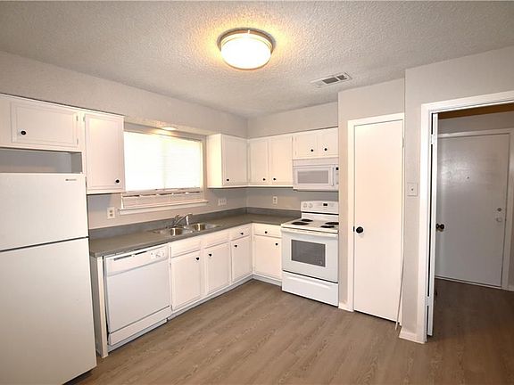 3rd image of 12233 Forsythe Dr