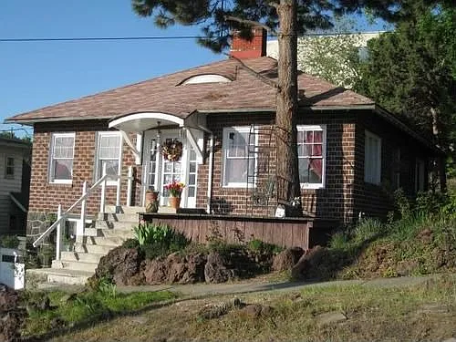 324 N 6th St photo 1