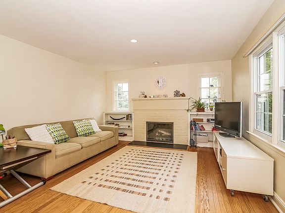 5th image of 7 Dogwood Dr