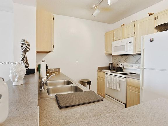 4th image of 2665 SW 37th Ave APT 301