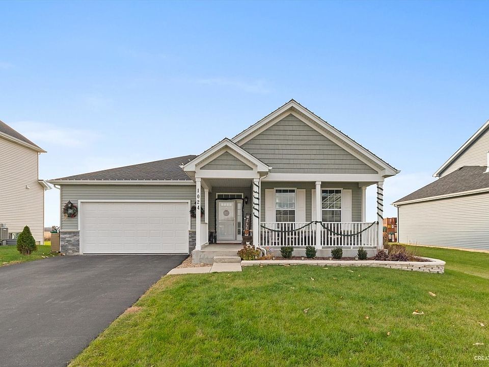 Incredibly welcoming front porch!