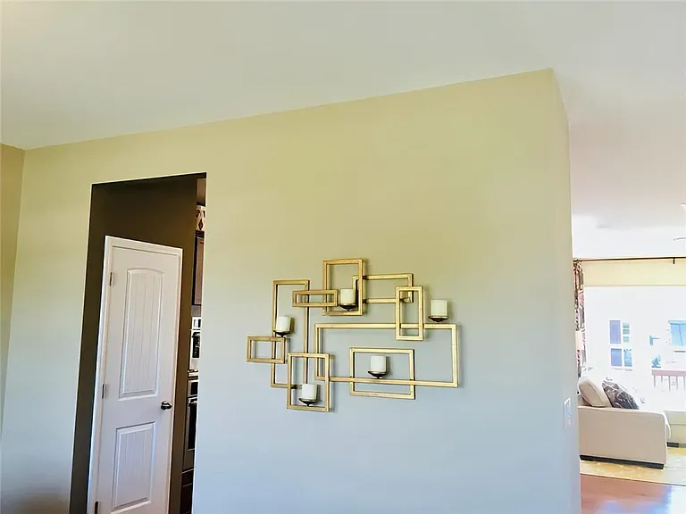 663 Greencrest Ln — Photo 9