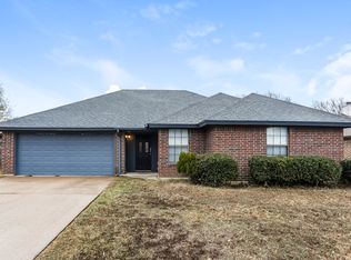 221 Freedom Ln, Arlington, TX 76002