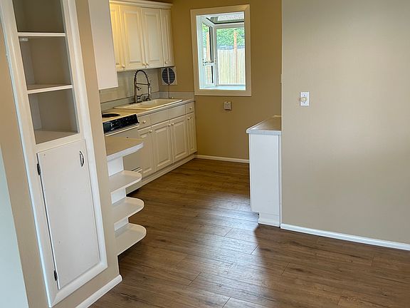 5th image of 920 Woodlawn Ave