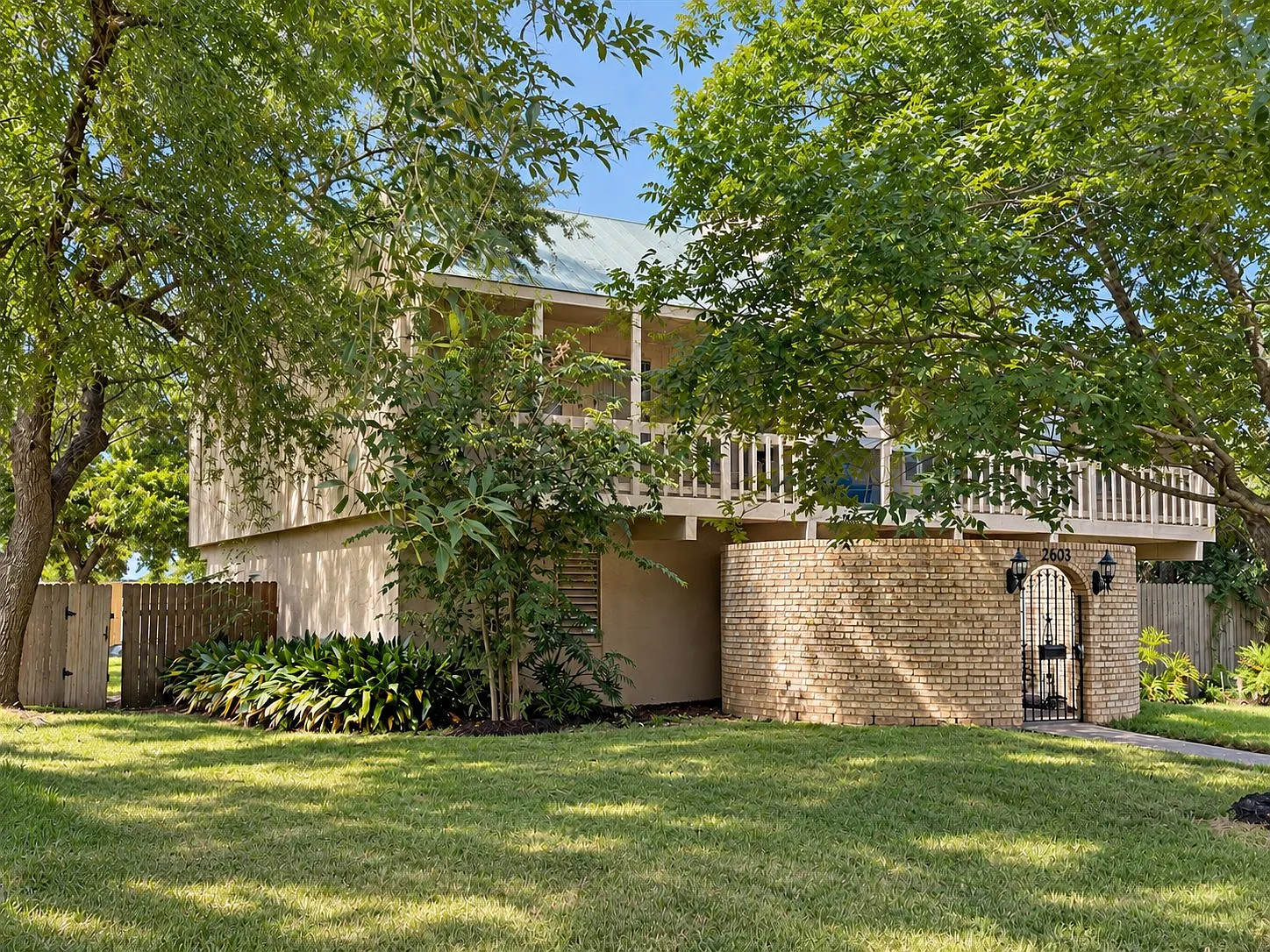 A Nassau Bay Home With Space And Character-- Wifi & Lawn Maintenance Included — Photo 2