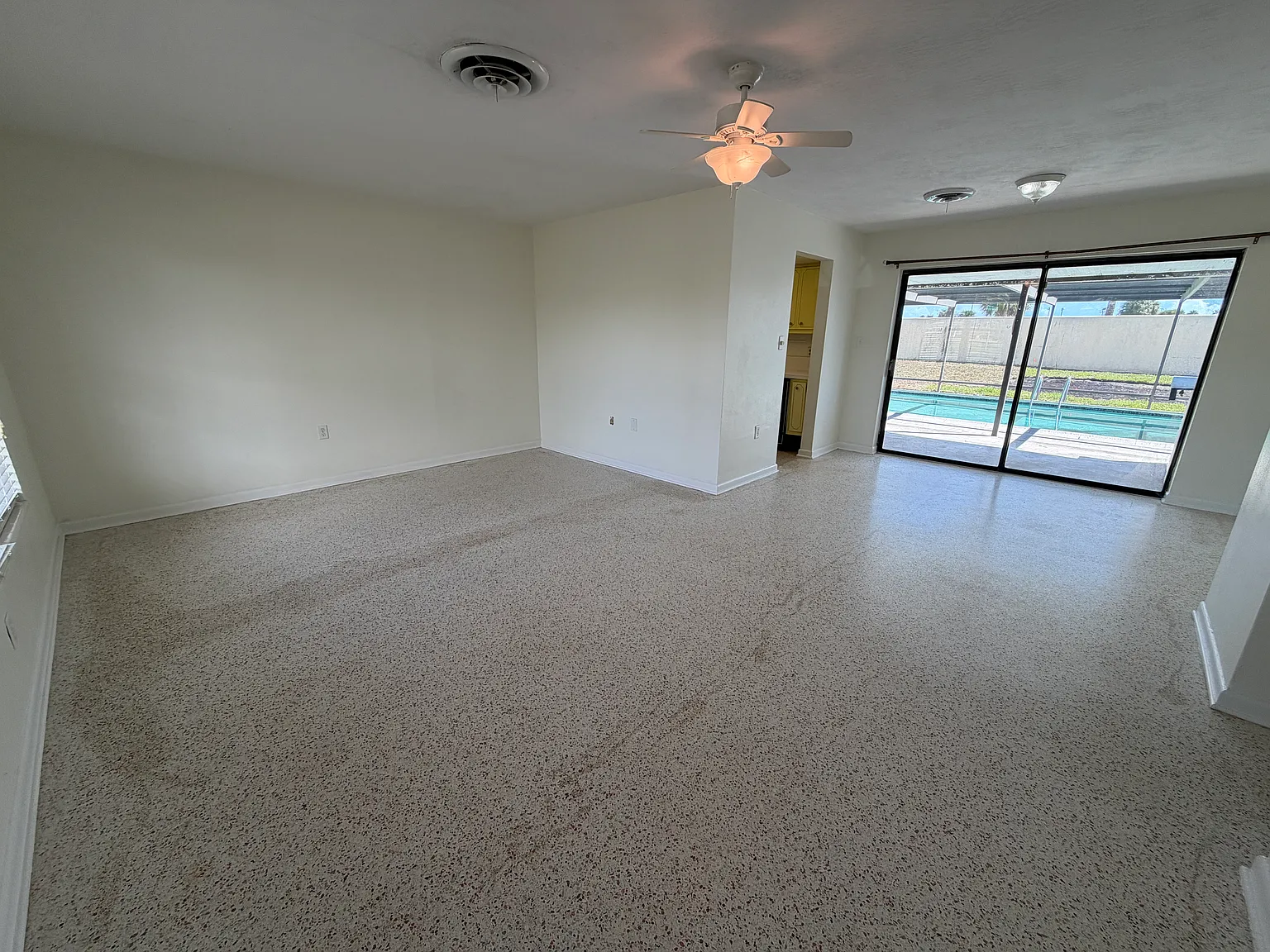 3 bed, 1079 sqft, $2,290 — Photo 4