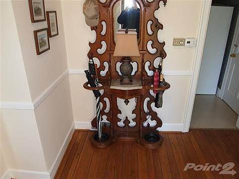 Entrance, with hardwood floors