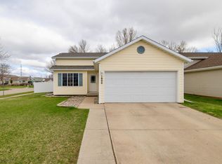 1800 Huntington Ln, West Fargo, ND 58078
