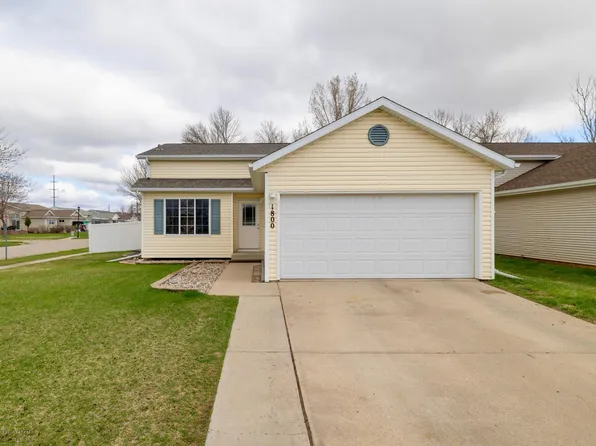 1800 Huntington Ln, West Fargo, ND 58078