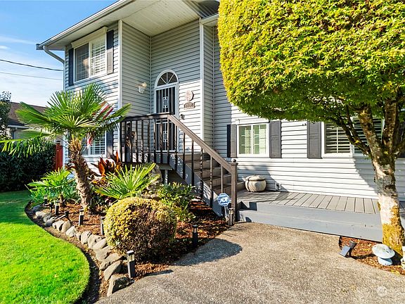 Mature, very well maintained yard with sprinkler system and front entry>