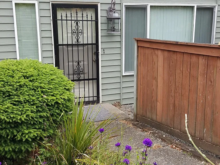 1425 Rainier Dr — Photo 1