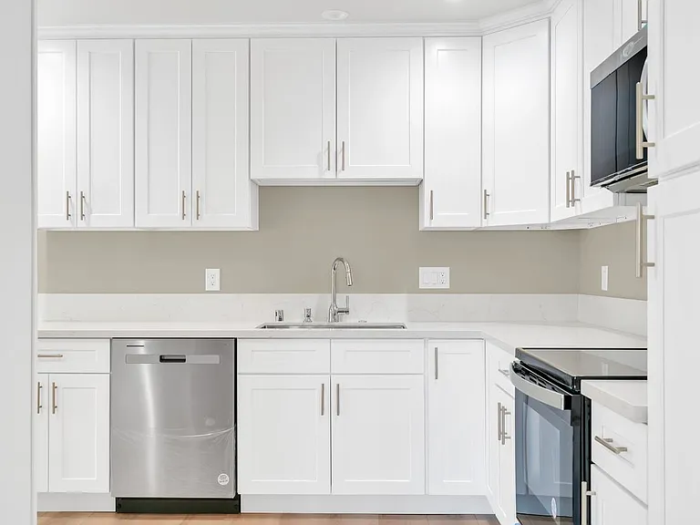 2512 E Adams St — Photo 3