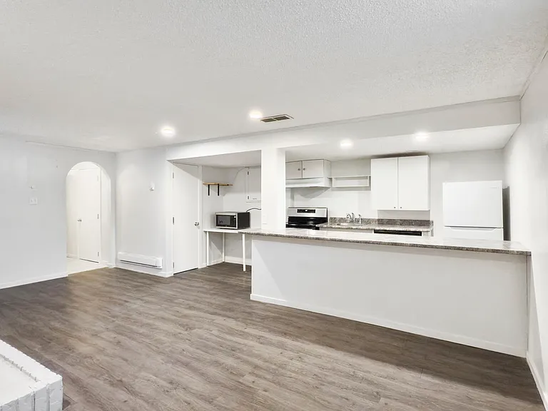 63 Woodglen Close SW — Photo 3