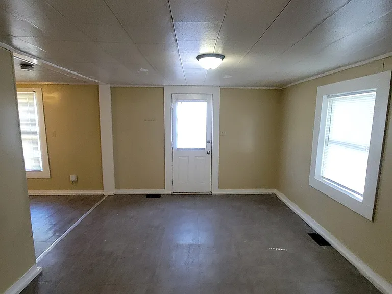 1602 S Butler Ave — Photo 5
