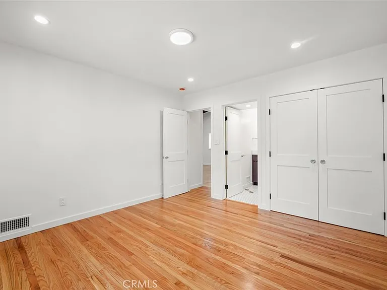 2549 N Beachwood Dr — Photo 16