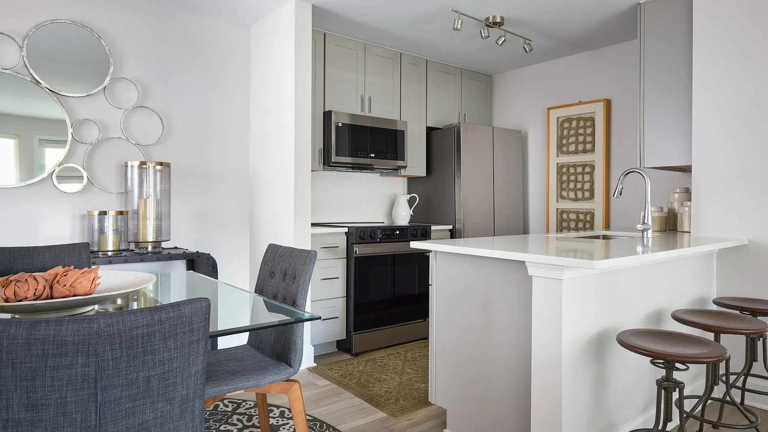 Lakeside Apartments — Photo 4