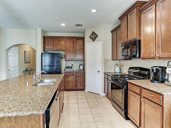 Another view of the kitchen area. Really easy to cook in this nice clean home.