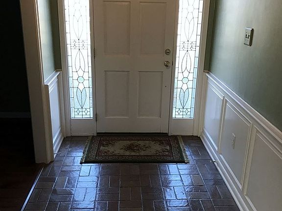 4th image of 402 Broadmoor Blvd