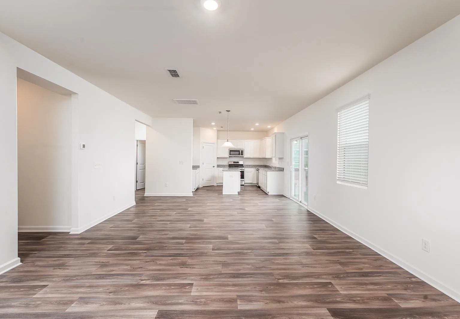 3 bed, 2.5 bath, 2479 sqft, $2,200 — Photo 4