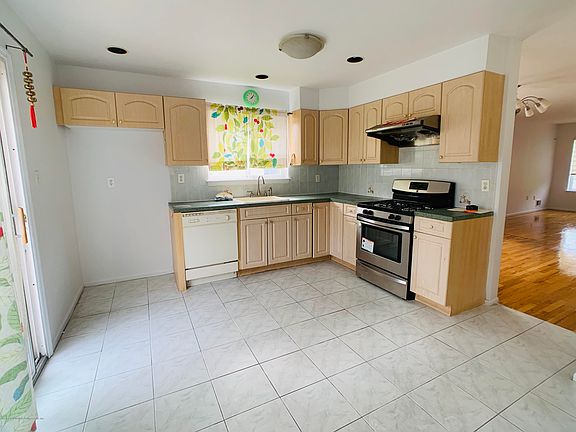 5th image of 916 Rockland Ave